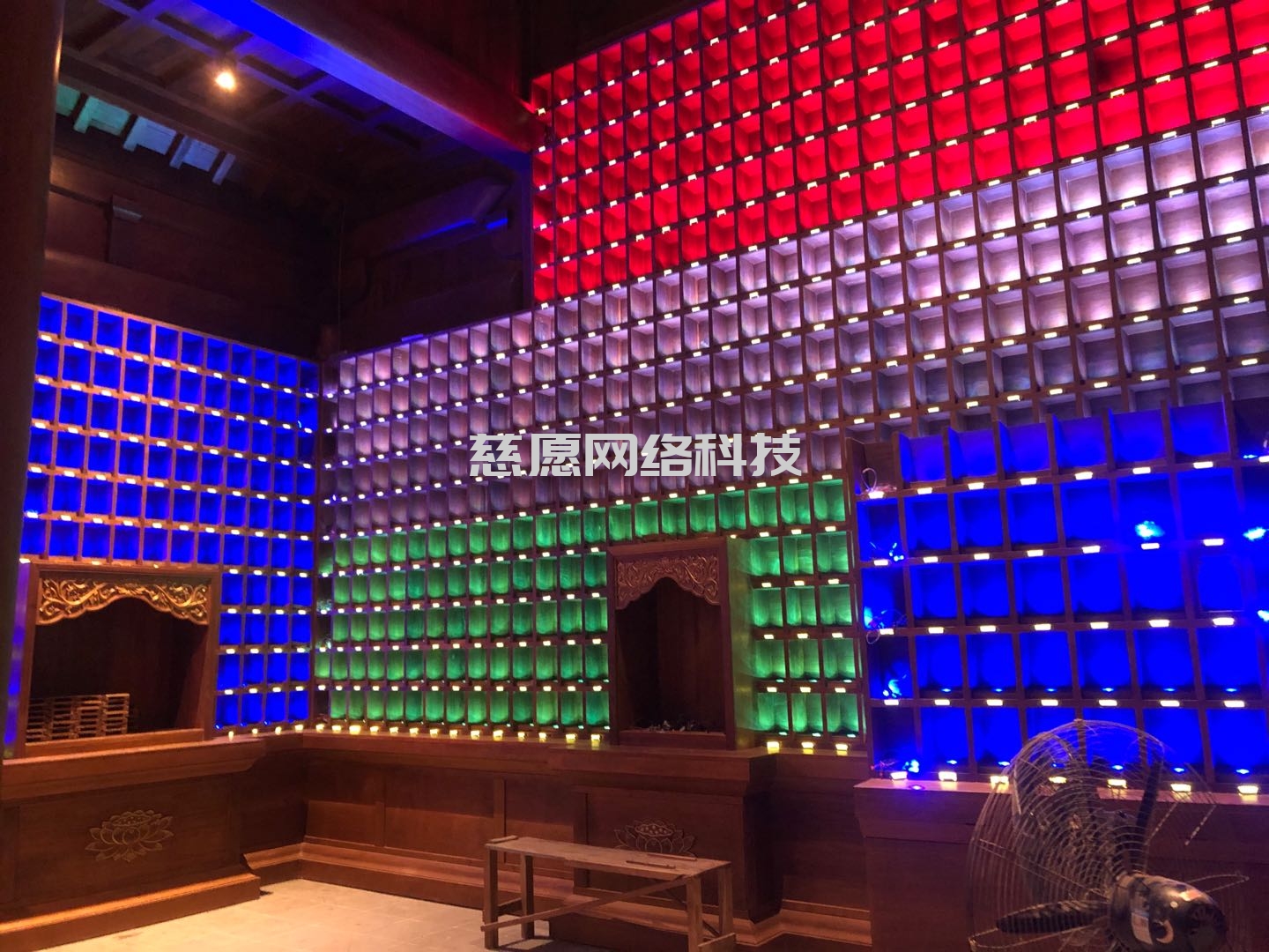 慈愿智能萬佛墻和光明燈為什么要設(shè)計成32種可變顏色燈板，3種顏色的公示姓名牌？