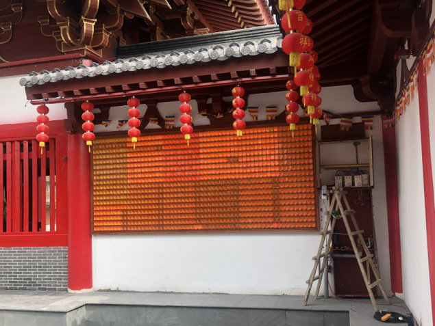 龍之夢臥龍寺萬佛墻前供奉光明心愿燈有感：禮佛在人，供燈在心