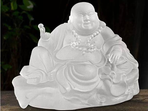 琉璃作為萬佛墻的常用佛（神）像材質(zhì)，不僅有它本身的材質(zhì)優(yōu)勢還有佛家自身的內(nèi)涵